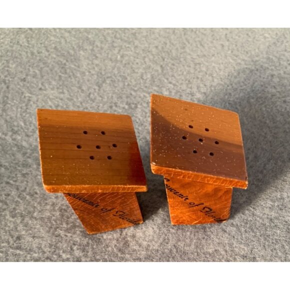 Vintage "Ma" & "Pa" Outhouse Wooden Salt & Pepper Shakers - Picture 4 of 8